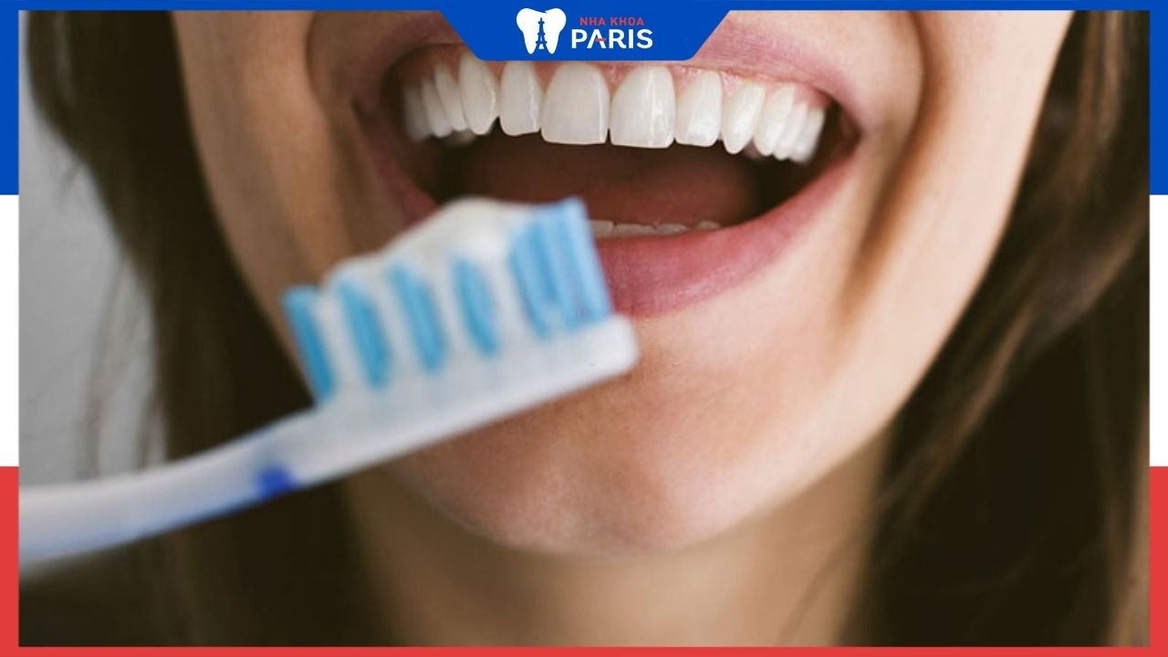 Bật mí cách vệ sinh cầu răng sứ giúp kéo dài tuổi thọ